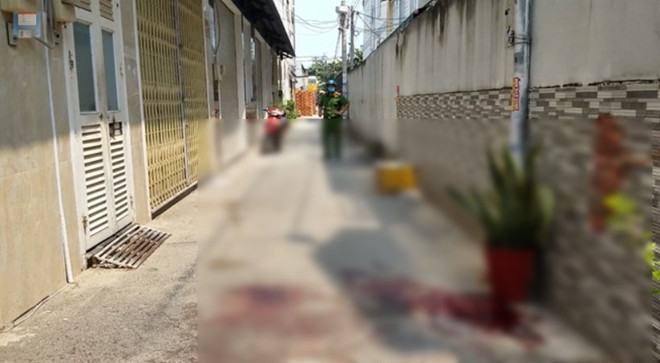  Ghen tuông đâm bạn gái rồi tự tử: Sáng 1/4, tại quận Gò Vấp, TP HCM, người dân phát hiện cô gái người đầy thương tích hốt hoảng chạy ra đường cầu cứu nên đưa vào bệnh viện cấp cứu. Tại hiện trường một thanh niên tử vong với vết thương sâu vùng cổ… Theo điều tra ban đầu, thanh niên tử vong là L.V.H (SN 2000, quê Sóc Trăng) nguyên nhân từ ghen tuông.