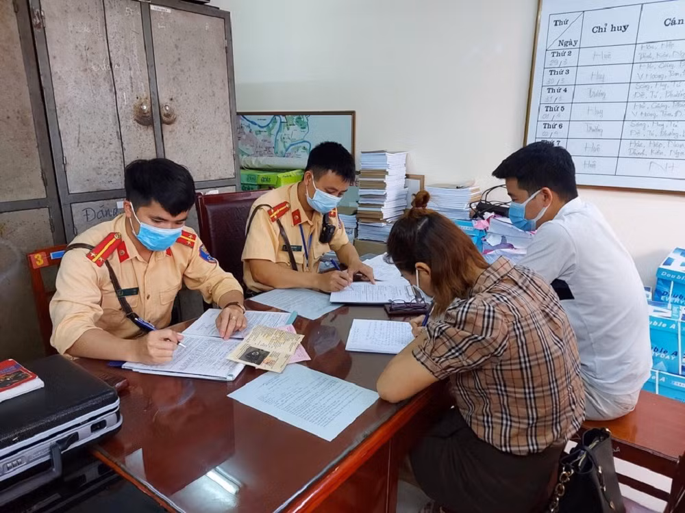 Nu tai xe do oto nguoc chieu giua nga tu de mua rau: Bi phat the nao?