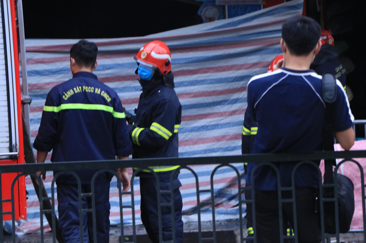 Ngay khi tiếp nhận tin báo, Công an quận Đống Đa đã điều nhiều xe chữa cháy cùng hàng chục cán bộ cảnh sát tới hiện trường tổ chức dập lửa và cứu nạn.