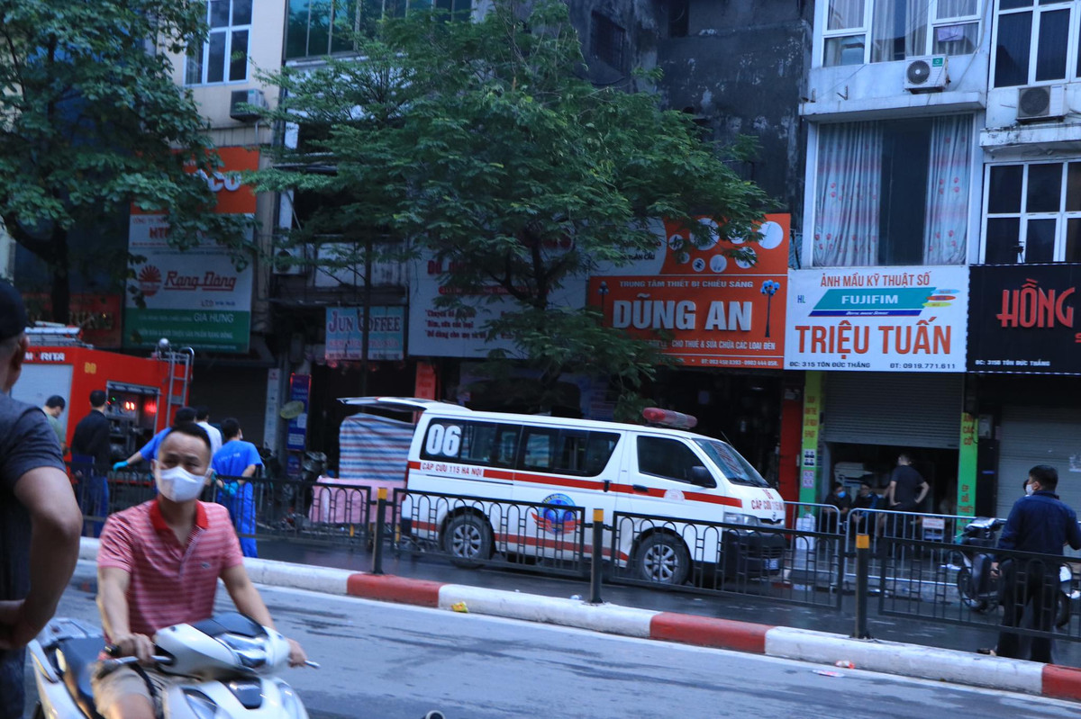 Vào thời điểm trên, lửa và khói bốc ra từ ngôi nhà đóng kín cửa ở số 311 phố Tôn Đức Thắng bán đồ trẻ sơ sinh. Thông tin trong nhà lúc này nghi có cả người lớn và trẻ em đang ngủ. 