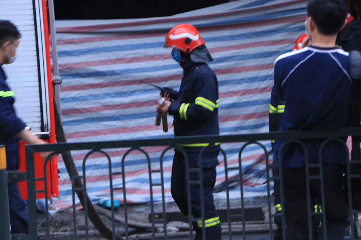 Sáng cùng ngày, bên ngoài hiện trường, rất đông người dân đứng theo dõi. Công an vẫn tạm thời phong toả một chiều tuyến đường Tôn Đức Thắng phục vụ việc chữa cháy, cứu hộ và cứu nạn. 