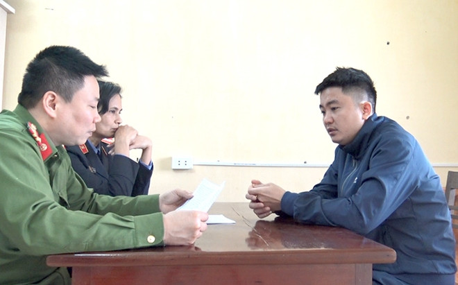  Anh rể cùng em vợ tổ chức đường dây đánh bạc trên 100 tỷ đồng: Ngày 5/4, Công an tỉnh Tuyên Quang cho biết, triệt phá đường dây tổ chức đánh bạc, đánh bạc khủng. Theo đó, Hà Ngọc Thành (SN 1988) rủ em vợ Nguyễn Công Thành (SN 1997 đều ở Tuyên Quang) tổ chức đường dây qua mạng Internet là “Rikvip”, “gowin”, “kingfun” và “R88”... số tiền giao dịch đường dây đánh bạc trên 100 tỷ đồng.