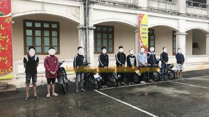  Hẹn nhau qua MXH, 10 thanh thiếu niên rủ nhau bốc đầu xe: Ngày 5/4, Công an TP Ninh Bình đã bắt giữ 10 thanh, thiếu niên tụ tập chạy xe, lạng lách, đánh võng và tạm giữ 6 phương tiện. Các đối tượng đã khai nhận thường xuyên hẹn nhau qua mạng xã hội rồi tổ chức chạy xe quay các video clip lạng lách, đánh võng, bốc đầu xe, sau đó đưa lên các trang mạng xã hội.