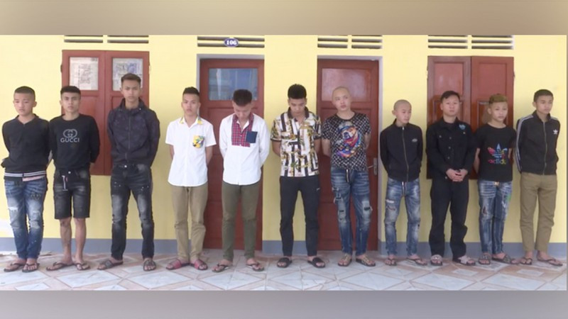  Khởi tố 9 đối tượng trong vụ nam thanh niên "chôn sống”: Ngày 5/4, Công an Nghệ An đã khởi tố vụ án, khởi tố, bắt tạm giam 9 bị can về tội "Bắt giữ người trái pháp luật" vì liên quan đến vụ “chôn sống” nam thanh niên gây chấn động dư luận trong thời gian qua. 