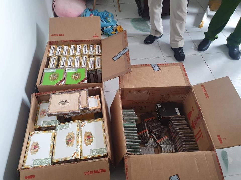  Phá đường dây buôn lậu cigar do tiếp viên hàng không cầm đầu: Ngày 5/4, Công an TP Hà Nội đã khởi tố, bắt tạm giam Nguyễn Hải Sơn (SN 1978 ở quận Long Biên - là tiếp viên của hãng hàng không Bamboo Airline) để làm rõ hành vi buôn lậu cigar trị giá hàng hoá lên đến hơn 2 tỷ đồng. Các đối tượng trong đường dây thường nhập từ 4 đến 6 thùng/ 1 lần, gồm thuốc lá cigar các loại nhãn hiệu Cohiba, Romeo &amp; Julieta…