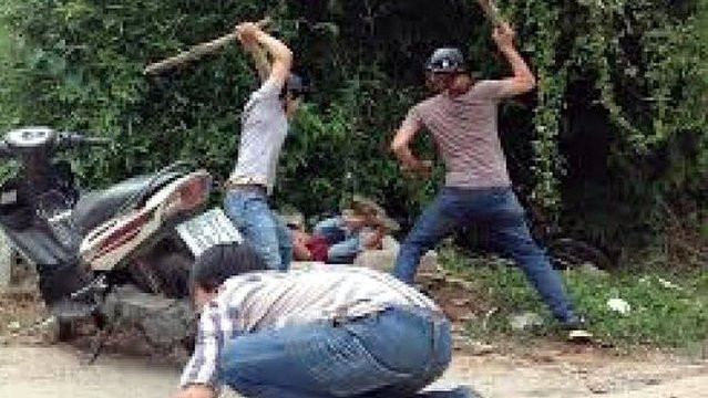  Mâu thuẫn trên bàn nhậu, người đàn ông bị đuổi chém đến chết: Anh Phan Văn Mười Út (34 tuổi, ở tỉnh Tiền Giang) đang ngồi nhậu tại xã Kim Sơn, huyện Châu Thành thì xảy ra mâu thuẫn, anh Út đã bị nhóm người đuổi đánh trọng thương và tử vong sau đó. Ngày 5/4, Công an Tiền Giang cho đang điều tra và truy bắt các đối tượng. 