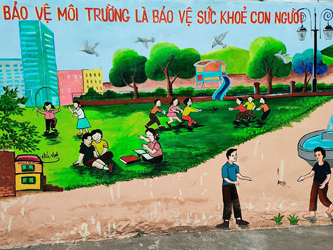 Những bức tranh sinh động khiến bức tường khô khan trở nên gần gũi, có ý nghĩa hơn.