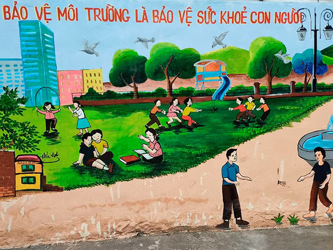 Những bức tranh sinh động khiến bức tường khô khan trở nên gần gũi, có ý nghĩa hơn.