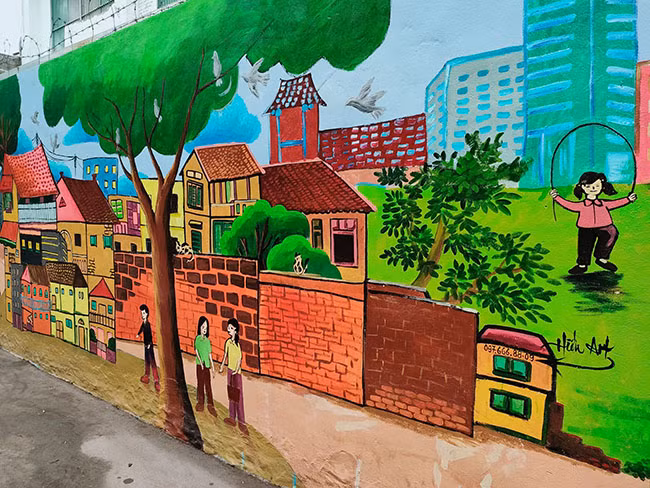 Nguoi dan thich thu voi buc tuong bich hoa canh nha may Rang Dong