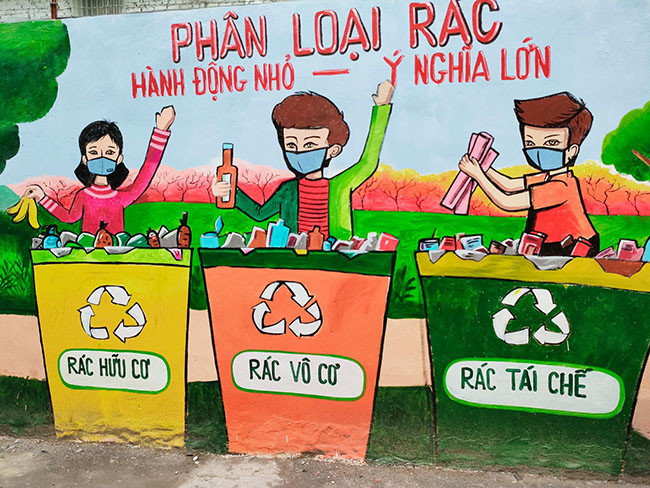 Bức tranh với khẩu hiệu "Phân loại rác: Hành động nhỏ - ý nghĩa lớn". 