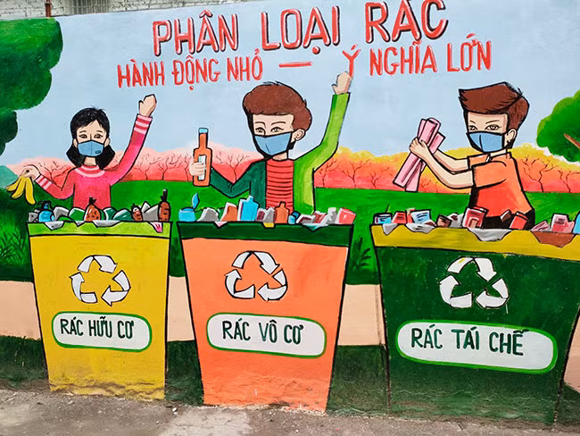 Bức tranh với khẩu hiệu "Phân loại rác: Hành động nhỏ - ý nghĩa lớn". 