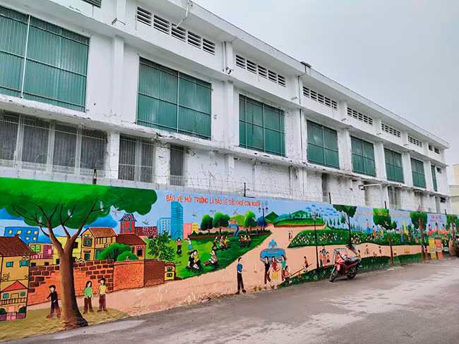 Trao đổi với báo chí, bà Trần Thị Nhiên, Phó Chủ tịch UBND phường Hạ Đình cho biết, công trình được thực hiện từ nguồn kinh phí xã hội hóa với sự hỗ trợ, đóng góp của Công ty CP Bóng đèn Phích nước Rạng Đông và khu dân cư.