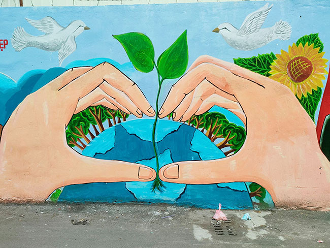 Bà Yến một người dân sống tại nơi đây cho biết, trước đây, bức tường thường là nơi tập kết rác thải và bị dán tờ rơi, quảng cáo chằng chịt. Từ khi được sơn màu, vẽ tranh tuyên truyền đầy ý nghĩa, ai cũng tấm tắc khen và có ý thức giữ gìn cảnh quan sạch đẹp. 