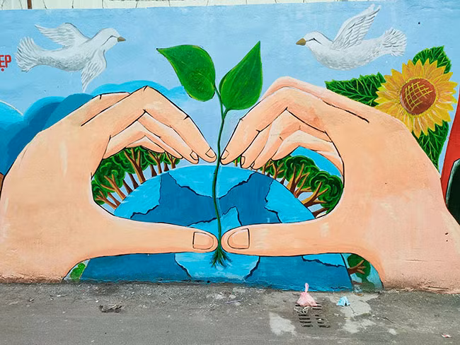 Bà Yến một người dân sống tại nơi đây cho biết, trước đây, bức tường thường là nơi tập kết rác thải và bị dán tờ rơi, quảng cáo chằng chịt. Từ khi được sơn màu, vẽ tranh tuyên truyền đầy ý nghĩa, ai cũng tấm tắc khen và có ý thức giữ gìn cảnh quan sạch đẹp. 