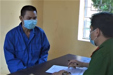  Bẫy chuột bằng điện, người đàn ông gây án mạng: Để ngăn chuột cắn phá lúa của gia đình, Đào Văn Khá (56 tuổi, ở huyện Yên Mỹ, tỉnh Hưng Yên) đã bẫy chuột bằng dây điện nhưng không may ông L.V.Đ. (47 tuổi, ở huyện Yên Mỹ) đi qua vướng phải nên đã tử vong. Ngày 7/4, Công an tỉnh Hưng Yên khởi tố bị can đối với ông Khá về tội Giết người.