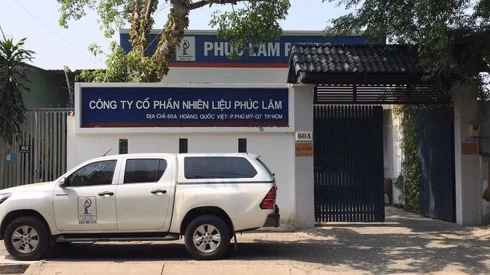  Bắt Tổng giám đốc liên quan đường dây làm giả xăng: Ngày 7/4, Công an Đồng Nai cho biết đã bắt tạm giam, khám xét nơi ở của Trần Huy Lập - Tổng giám đốc Công ty CP nhiên liệu Phúc Lâm vì liên quan đường dây làm giả 2,7 triệu lít xăng. 