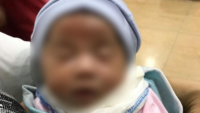  Bé sơ sinh bị bỏ lại trong thùng giấy trước cửa nhà dân: Ngày 7/4, chính quyền xã Sơn Đồng (huyện Hoài Đức, Hà Nội) cho biết, tối 6/4, gia đình anh Nam bất ngờ nghe thấy tiếng trẻ con khóc tại khu vực trước nhà. Ra kiểm tra, anh phát hiện một cháu bé được đặt trong thùng giấy để ngay trước cửa nhà. Được biết, cháu bé được mặc quần áo đầy đủ và được đặt trong một thùng giấy không phát hiện có đồ đạc hay giấy tờ gì để lại cùng cháu.