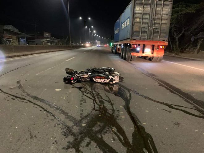  Va chạm với container, đôi nam nữ tử vong tại chỗ: Đêm 6/4, tại TP. Biên Hòa, tỉnh Đồng Nai anh Nguyễn Thái Nguyên (25 tuổi, ngụ Cà Mau), và chị Chế Chánh Lý (28 tuổi, ngụ Đồng Nai) đi trên xe máy thì va chạm với container. Cú va chạm khiến hai người đi trên xe máy ngã xuống đường, tử vong tại chỗ. 