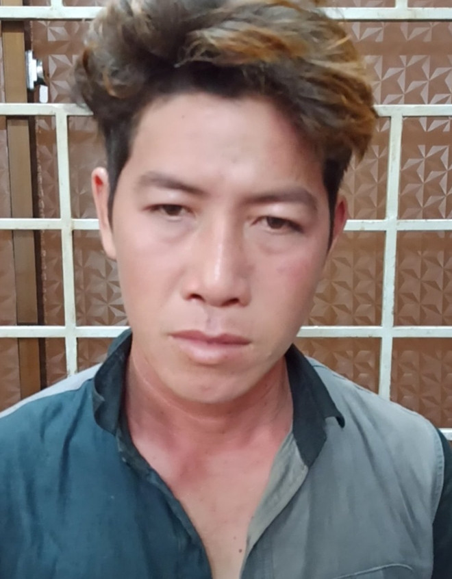  Quay clip nóng tống tình, tiền nữ sinh viên: Sau khi quen biết qua mạng, Đỗ Văn Huyền (30 tuổi, ở tỉnh Đồng Tháp) rủ chị N.U.P. (21 tuổi, ngụ tỉnh An Giang - hiện đang là sinh viên) đến khách sạn tâm sự và lén quay lại clip. Huyền yêu cầu chị P. đưa 10 triệu đồng và phải ngủ với đối tượng một đêm mới xóa clip. Ngày 7/1, khi Huyền đang nhận số tiền trên thì bị Công an Cần Thơ bắt giữ.