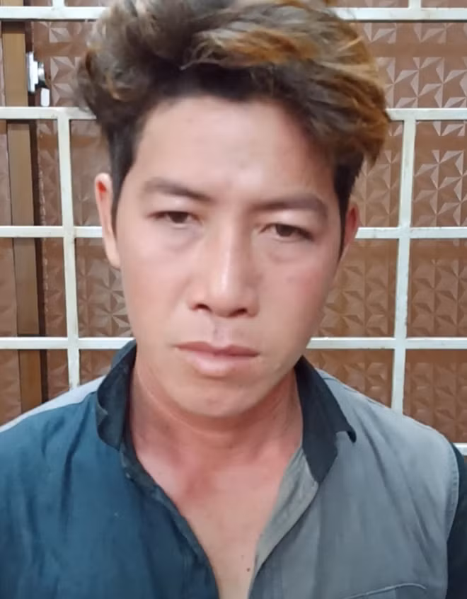  Quay clip nóng tống tình, tiền nữ sinh viên: Sau khi quen biết qua mạng, Đỗ Văn Huyền (30 tuổi, ở tỉnh Đồng Tháp) rủ chị N.U.P. (21 tuổi, ngụ tỉnh An Giang - hiện đang là sinh viên) đến khách sạn tâm sự và lén quay lại clip. Huyền yêu cầu chị P. đưa 10 triệu đồng và phải ngủ với đối tượng một đêm mới xóa clip. Ngày 7/1, khi Huyền đang nhận số tiền trên thì bị Công an Cần Thơ bắt giữ.