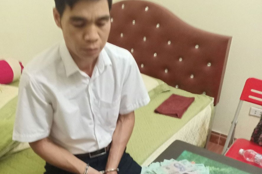  Đòi chia tay, cô giáo bị bạn trai dọa tung clip nhạy cảm để tống tiền: Biết người tình còn gia đình riêng ở quê, chị H. chủ động đề nghị chia tay Lăng Văn Sẩn (SN 1971 ở Bắc Giang). Tuy nhiên, Sẩn lại níu kéo và gửi clip ghi lại quan hệ riêng tư giữa hai người để tống tiền nữ giáo viên mầm non với số tiền 80 triệu đồng để xóa những clip. Ngày 7/5/2020, khi Sẩn đang nhận số tiền trên thì bị Công an Bắc Giang bắt.