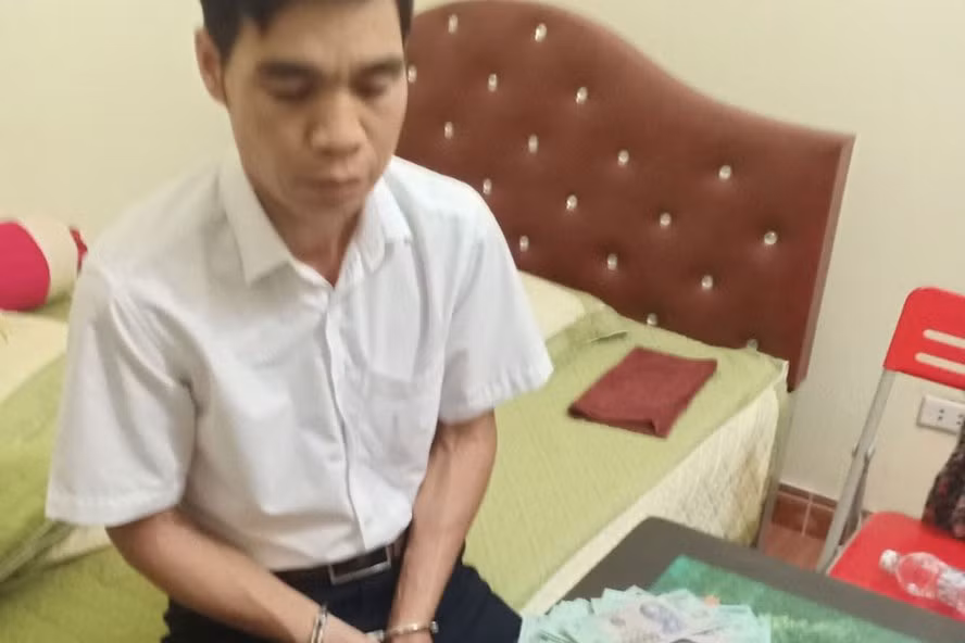  Đòi chia tay, cô giáo bị bạn trai dọa tung clip nhạy cảm để tống tiền: Biết người tình còn gia đình riêng ở quê, chị H. chủ động đề nghị chia tay Lăng Văn Sẩn (SN 1971 ở Bắc Giang). Tuy nhiên, Sẩn lại níu kéo và gửi clip ghi lại quan hệ riêng tư giữa hai người để tống tiền nữ giáo viên mầm non với số tiền 80 triệu đồng để xóa những clip. Ngày 7/5/2020, khi Sẩn đang nhận số tiền trên thì bị Công an Bắc Giang bắt.