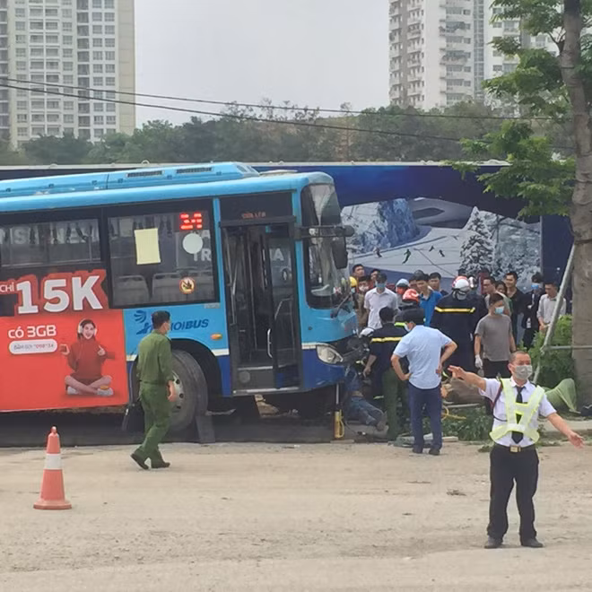 Tài xế điều khiển xe buýt là Phạm Văn Tường (SN 1973, trú Phú Xuyên, Hà Nội. Nạn nhân tử vong là Lương Xuân B. (SN 1990, quê Thái Bình). 