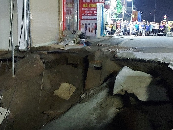 Hiện vụ xuất hiện hố tử thần ở Hà Nội đang được cơ quan chức năng điều tra, làm rõ.