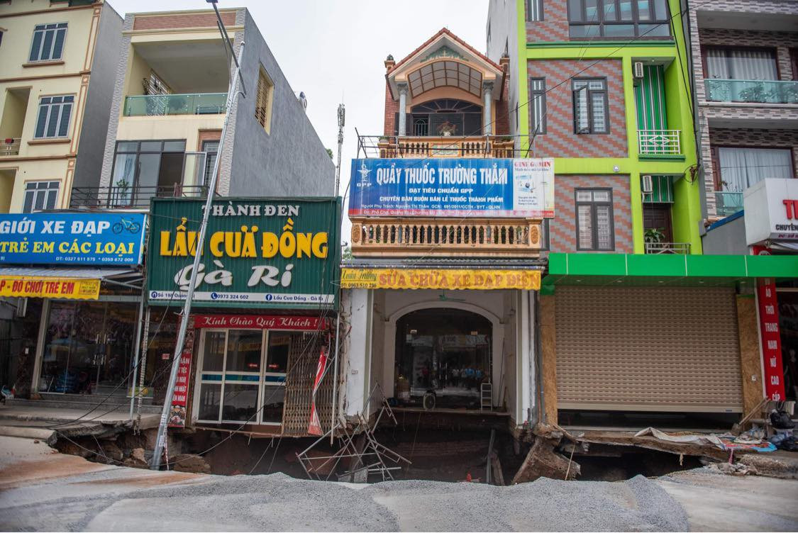 Anh Chiến nói: “Tôi chạy xuống thì bàng hoàng thấy toàn bộ phần vỉa hè trước cửa đã sụt lún, cây lộc vừng cao khoảng 6m trước cửa đã bị cuốn chìm hẳn xuống hố, một chiếc máy khoan giếng cũng bị cuốn mất tích xuống hố”.