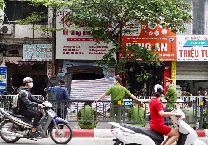 Trao đổi với PV Tri thức và Cuộc sống, luật sư Đặng Văn Cường, Trưởng Văn phòng luật sư Chính Pháp (Đoàn luật sư TP Hà Nội) cho biết vụ hỏa hoạn để lại thiệt hại lớn, khiến nhiều người thương cảm. Lực lượng chức năng sẽ làm rõ nguyên nhân, xem xét trách nhiệm pháp lý của những người liên quan vụ cháy nhà khiến 4 người tử vong.