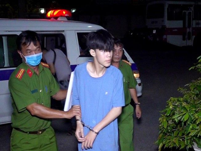  Giết bạn thân lấy tiền chơi game: Tối 23/3, do thiếu tiền chơi game, Bùi Trọng Nghĩa (16 tuổi, ở An Giang) đã lên kế hoạch giết anh T.Q.M (28 tuổi) cướp tài sản của nạn nhân rồi đem giấu xác, vứt xe máy xuống kênh để phi tang. Ngày 2/4, Nghĩa bị Công an An Giang bắt. 