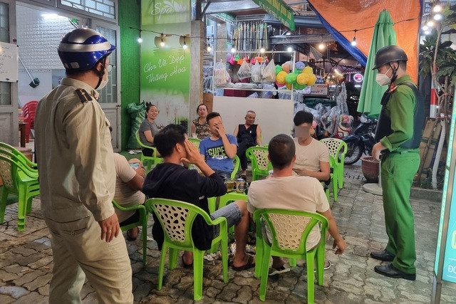  Mở nhạc, hát karaoke ồn ào bị phạt 1 triệu đồng: Sở Tư pháp TP Đà Nẵng đã có văn bản gửi Sở Tài nguyên - môi trường, Công an TP Đà Nẵng và UBND các quận, huyện hướng dẫn việc xử phạt vi phạm hành chính đối với các hành vi gây ô nhiễm tiếng ồn. Trường hợp mở nhạc, hát karaoke... có thể bị phạt tiền từ 100 nghìn đồng đến 1 triệu đồng.