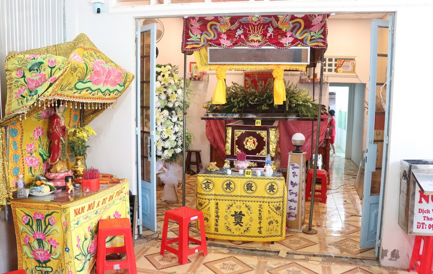  Người phụ nữ mua quan tài tự tổ chức đám tang giả cho mình bị tạm giữ hình sự: Ngày 2/4, Công an huyện Cù Lao Dung, tỉnh Sóc Trăng tạm giữ hình sự bà Trần Thị Tuyến (56 tuổi) để điều tra về dấu hiệu lừa đảo chiếm đoạt tài sản. Công an cho rằng bà Tuyến tổ chức đám tang giả nhằm trốn trách trách nhiệm trả nợ nên có dấu hiệu lừa đảo.