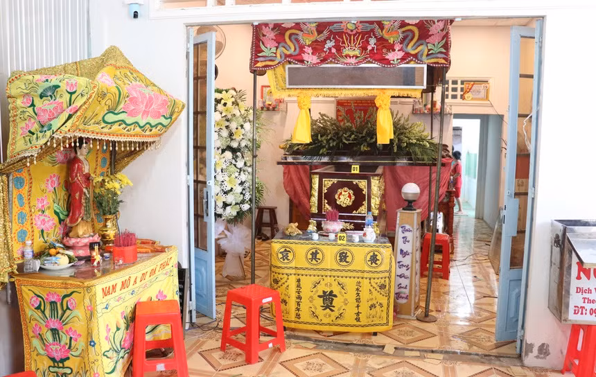  Người phụ nữ mua quan tài tự tổ chức đám tang giả cho mình bị tạm giữ hình sự: Ngày 2/4, Công an huyện Cù Lao Dung, tỉnh Sóc Trăng tạm giữ hình sự bà Trần Thị Tuyến (56 tuổi) để điều tra về dấu hiệu lừa đảo chiếm đoạt tài sản. Công an cho rằng bà Tuyến tổ chức đám tang giả nhằm trốn trách trách nhiệm trả nợ nên có dấu hiệu lừa đảo.