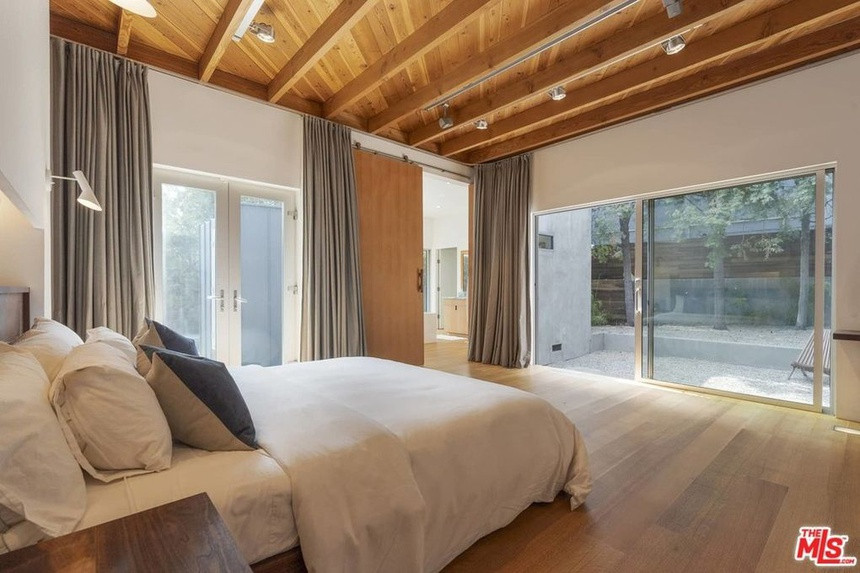 Phòng ngủ chính rộng rãi, tràn ngập ánh sáng tự nhiên, được tích hợp với một phòng tắm và một phòng chứa quần áo.