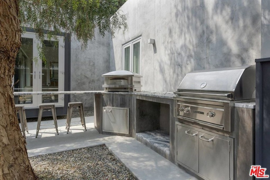 Bên cạnh hồ bơi, không gian thư giãn ngoài trời của bất động sản này còn có khu vực nấu nướng, ăn uống, và tắm nắng.