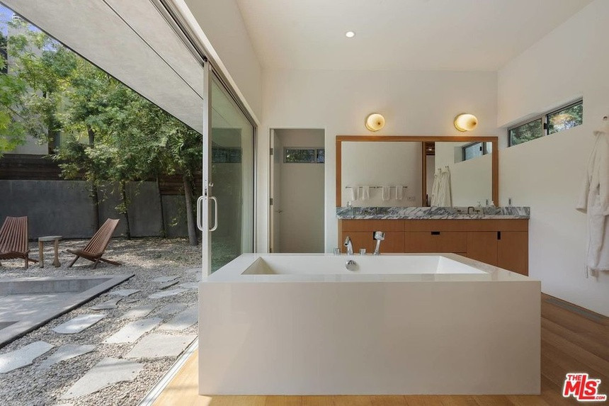 Phòng tắm chính thoáng đãng, được trang bị đầy đủ tiện nghi hiện đại, cao cấp.