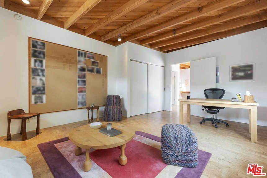 Phòng làm việc đơn giản, mang phong cách mộc mạc, được tích hợp với một khu vực tiếp khách nhỏ nhắn.