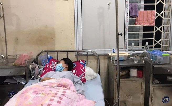 Phu Tho: Nu sinh lop 10 to me nguoi yeu cu danh nhap vien