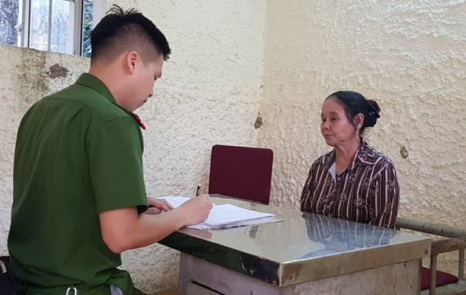  Chi hội trưởng phụ nữ thôn lừa đảo, chiếm đoạt gần 1 tỷ đồng: Đầu tư vào tiền ảo bị thua lỗ, Ngô Thị Lý (SN 1955 ở Hà Tĩnh) là Chi hội trưởng phụ nữ thôn đã đưa ra các thông tin gian dối (cần tiền mua đất ở miền Nam, cho con xây nhà, chạy việc cho con…) lừa đảo nhiều người, chiếm đoạt số tiền gần 1 tỷ đồng. Ngày 4/4, Công an Hà Tĩnh đã bắt tạm giam Lý để điều tra. 