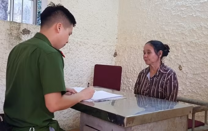  Chi hội trưởng phụ nữ thôn lừa đảo, chiếm đoạt gần 1 tỷ đồng: Đầu tư vào tiền ảo bị thua lỗ, Ngô Thị Lý (SN 1955 ở Hà Tĩnh) là Chi hội trưởng phụ nữ thôn đã đưa ra các thông tin gian dối (cần tiền mua đất ở miền Nam, cho con xây nhà, chạy việc cho con…) lừa đảo nhiều người, chiếm đoạt số tiền gần 1 tỷ đồng. Ngày 4/4, Công an Hà Tĩnh đã bắt tạm giam Lý để điều tra. 