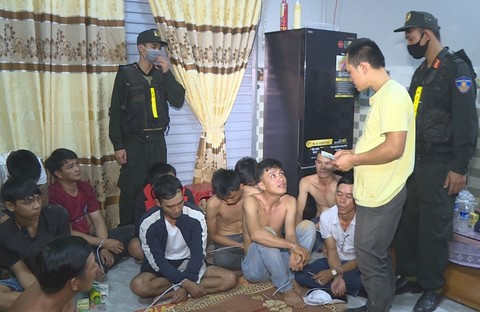  Đột kích sới bạc "khủng" có nhiều lớp bảo vệ: Ngày 4/4, Công an tỉnh Đắk Lắk tạm giữ 21 trong số 32 đối tượng để làm rõ vụ đánh bạc. Trước đó, chiều 28/3, Công an tỉnh Đắk Lắk bắt sòng bạc tại nhà đối tượng Lê Thị Bích Ngọc (39 tuổi) thu giữ trên 300 triệu đồng, gần 40 chiếc điện thoại... được biết sới bạc này phải vượt qua nhiều lớp bảo vệ. 