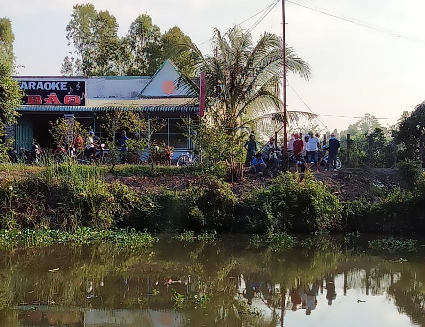  Thi thể người đàn ông trương phình dưới kênh: Sáng 4/4, người dân phát hiện dưới kênh Nguyễn Tấn Thành (huyện Tân Phước, tỉnh Tiền Giang) đang trong tình trạng trương phình, biến dạng. Nạn nhân được xác định là nam giới, có độ tuổi khoảng 35-40 tuổi, cao 1,6m, mặc quần dài đen, không mặc áo.