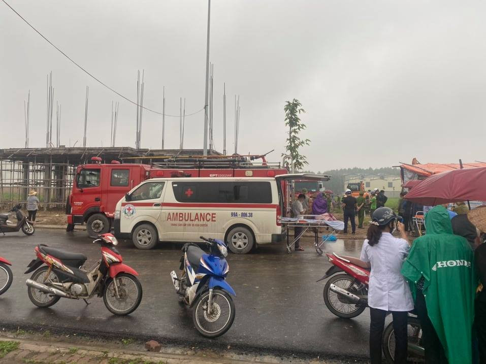 Nhiều xe cứu hoả và cấp cứu vẫn túc trực tại hiện trường để hỗ trợ công tác tìm kiếm, cứu nạn. 