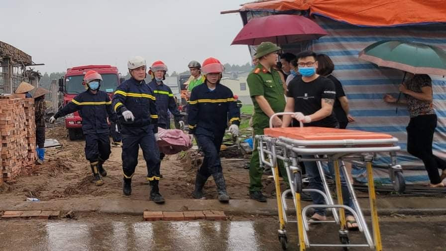 Thi thể 2 nạn nhân được đưa ra khỏi hiện trường. 