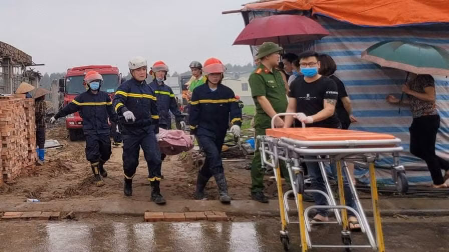 Thi thể 2 nạn nhân được đưa ra khỏi hiện trường. 