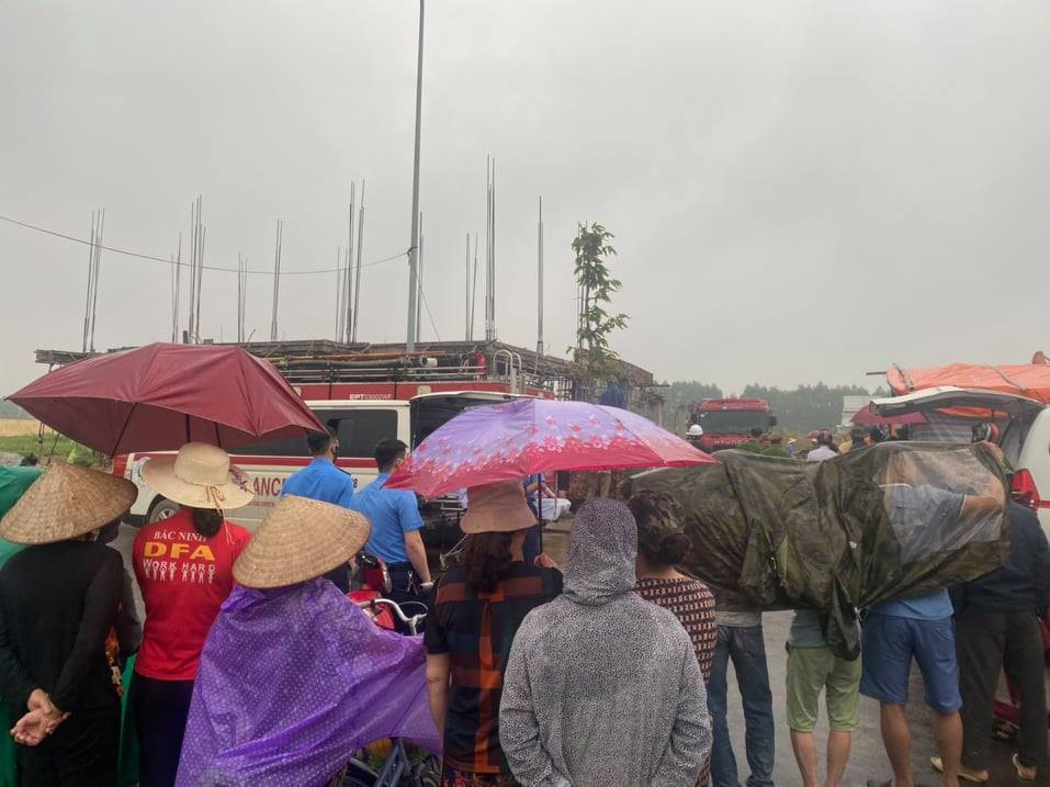 Vụ sập giàn giáo công trình khiến 2 người chết làm nhiều người dân hiếu kỳ đến xem.