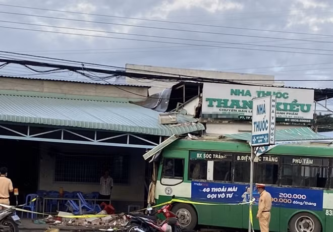  Xe buýt lao vào nhà thuốc làm nhiều người khoảng loạn: Ngày 21/10/2020, tại phường 7, TP Sóc Trăng (Sóc Trăng) xe buýt do tránh xe máy lưu thông cùng chiều nên lao vào một nhà thuốc. Xe buýt tông sập một phần nhà thuốc rồi lao sang quán cơm khiến nhiều người bỏ chạy. May mắn không có thương vong về người.