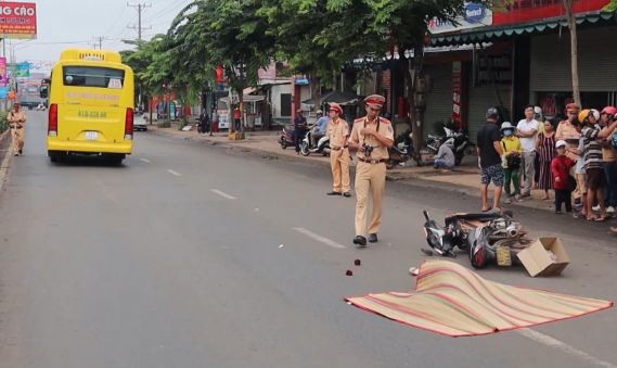  Xe buýt tông người phụ nữ đi xe máy tử vong tại chỗ: Sáng 11/10/2020, bà Lưu Thị Thu Thảo (56 tuổi, ngụ phường Tân Bình, thành phố Đồng Xoài) điều khiển xe máy phường Tân Bình thành phố Đồng Xoài, tỉnh Bình Phước, bà Thảo bất ngờ té ngã ra đường, cùng lúc này, xe buýt phía sau cán thẳng qua người bà Thảo khiến bà này tử vong tại chỗ. 