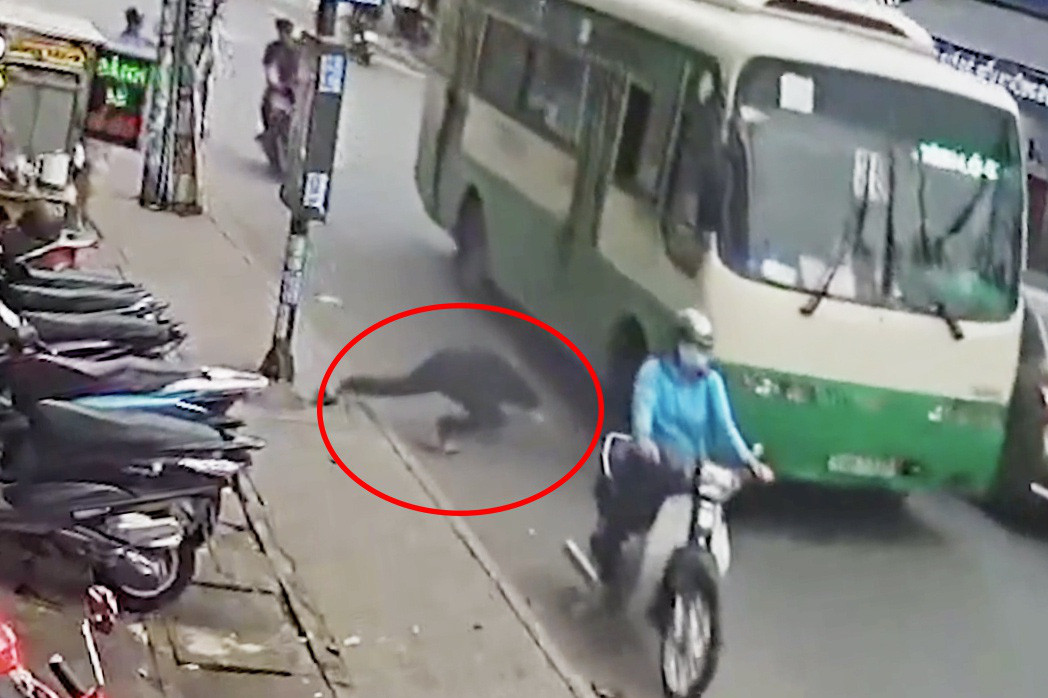  Lao vào gầm xe buýt, nam thanh niên bị cán tử vong: Ngày 30/12/2020 trên đường Nguyễn Duy Trinh, đoạn qua phường Bình Trưng Đông, quận 2, TP HCM. Nam thanh niên (khoảng 25 tuổi) đi bộ bất ngờ lao vào gầm xe buýt đang chạy tới. Nam thanh niên bị bánh sau xe buýt cán qua người tử vong tại chỗ. 